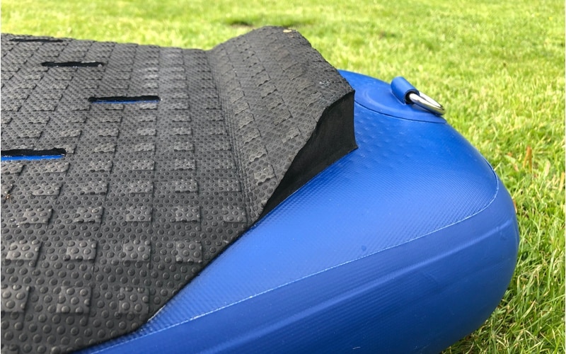 Heck des Aztron Urono mit Kickpad und Leash-Öse
