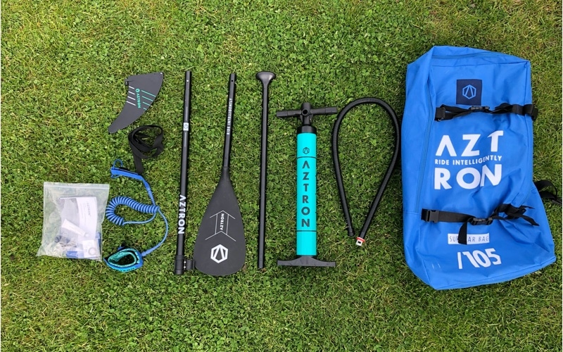 Zubehör des Aztron Urono: Paddel, Doppelhubpumpe, Leash, Rucksack