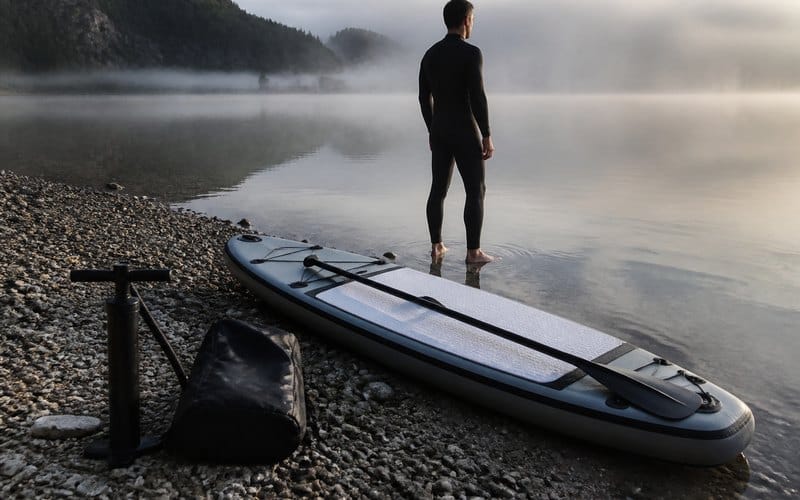 Aufblasbares SUP-Board am Seeufer